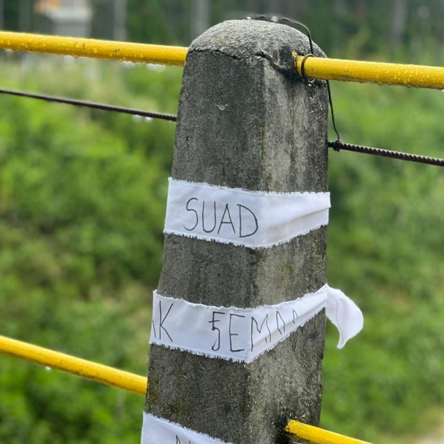 Bijela traka s imenom ubijenog Bošnjaka (arhivska fotografija)