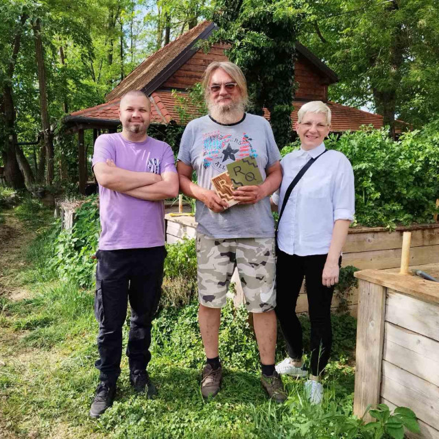 Ivan i Ivona Đukić s Mariom Romulićem, poznatim fotografom i vlasnikom OPG-a Čudesna šuma, koji također surađuje na projektu Rural Quality
