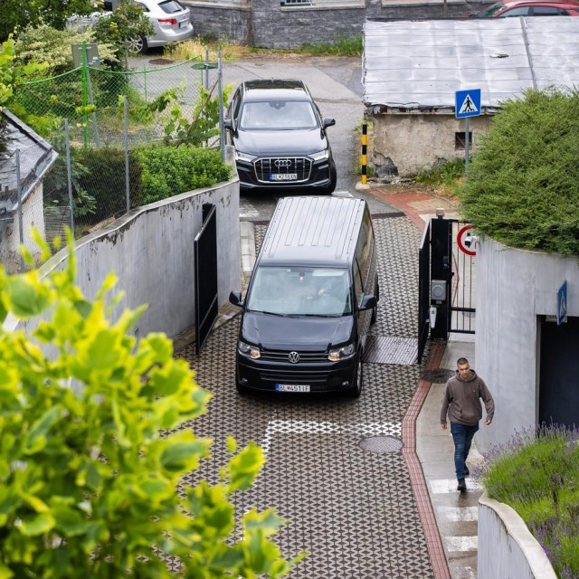 Automobili ispred rezidencije Roberta Fica