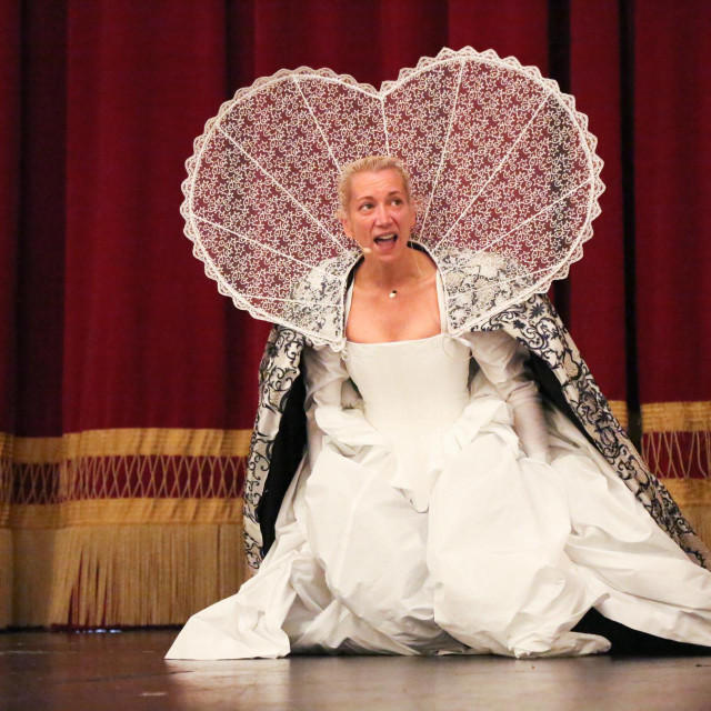 Uz glavnu liniju radnje u predstavi, prema riječima redatelja Ivana Plazibata, pratimo i priče sporednih likova, i to u prvom redu ženskih