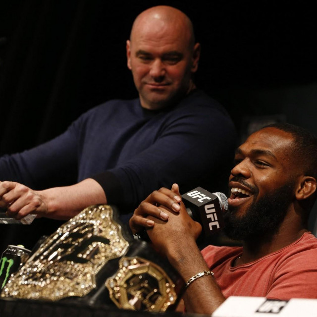 Dana White (lijevo) i Jon Jones (desno)