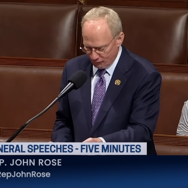 Republikanac John Rose drži govor, a njegov sin Guy se dobro zabavlja