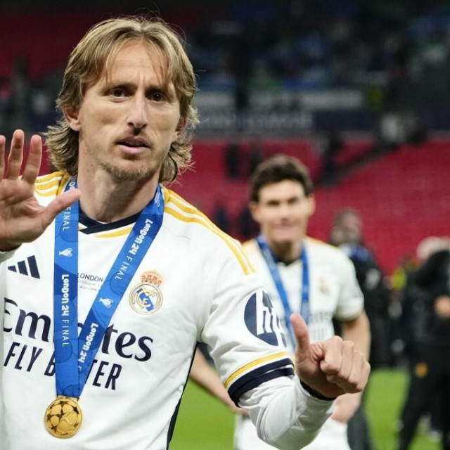 Luka Modrić pokazuje koliko je osvojio Ligi prvaka