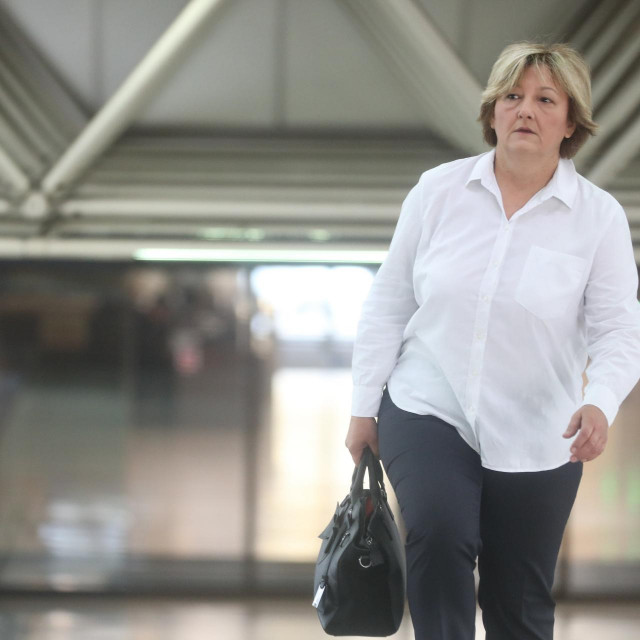 Jadranka Dimić, predsjednica Sindikata djelatnika u socijalnoj skrbi tvrdi da dodatak na plaću nije oduzet, nego je postao sastavni dio tzv. hibridnog koeficijenta.