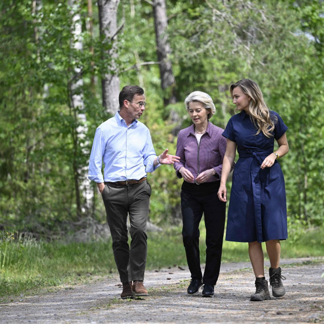 Predsjednica Europske Komisije i kandidatkinja za sljedeći mandat Ursula von der Leyen (u sredini) sa švedskom ministricom energije i industrije Ebbom Busch i premijerom Ulfom Kristerssonom, koji podržavaju povjerenika za obranu 