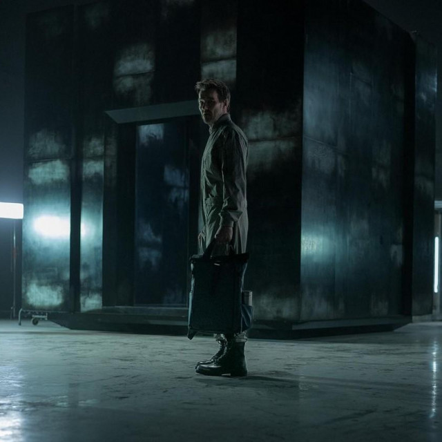 Profesor fizike Jason Dessen (Joel Edgerton) na ulazu u čeličnu kutiju gdje se događa Schrödingerov paradoks