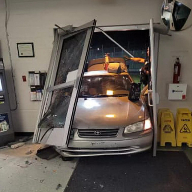 Muškarac autom uletio u zatvor