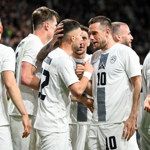 Adam Gnezda Čerin sa suigračima iz reprezentacije