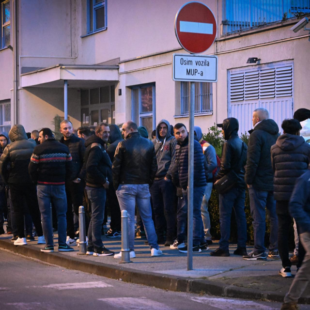 Arhivska fotografija: I prošle godine su stranci od rane zore čekali ispred MUP-a u Remetinečkom gaju gdje su se radili dokumenti 