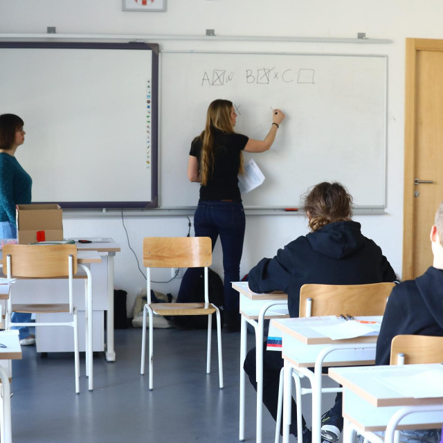 Svi učenici četvrtih i osmih razreda pišu obavezne standardizirane nacionalne ispite, no njihovi se rezultati nigdje ne objavljuju niti služe kao kriterij za upis u srednje škole