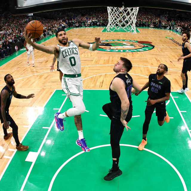 Jayson Tatum zakucava pokraj Luke Dončića