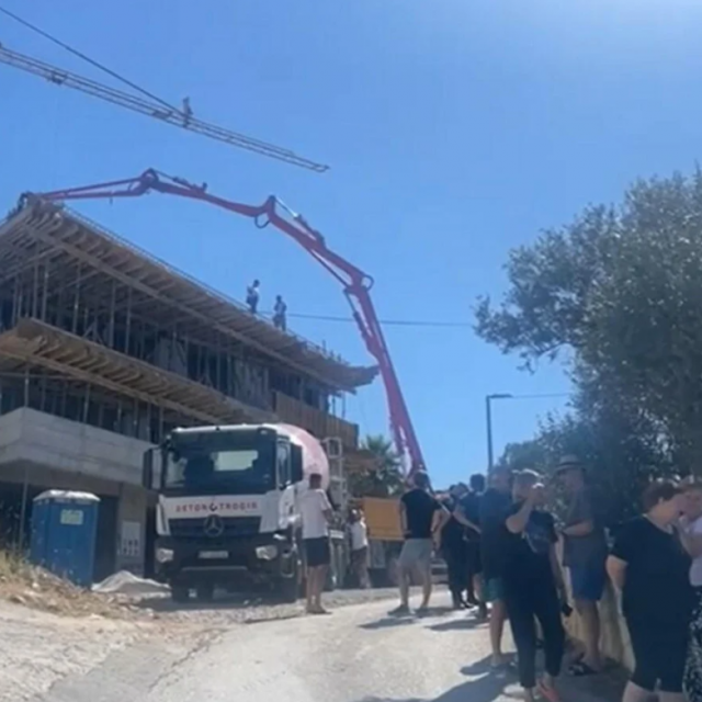 Brojni mještani, a mnogi od njih su i sami iznajmljivači, okupili su se ispred gradilišta na Putu Diruna