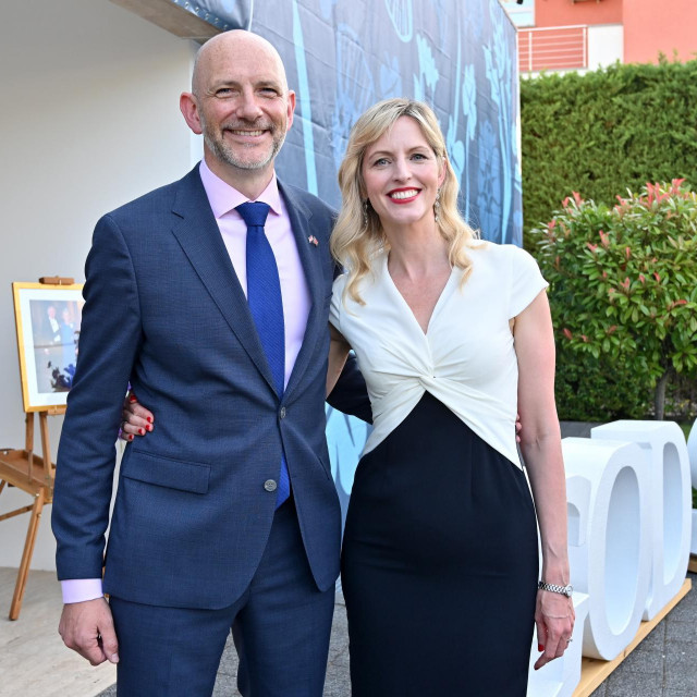Ambasador Simon Thomas sa suprugom Kristinom