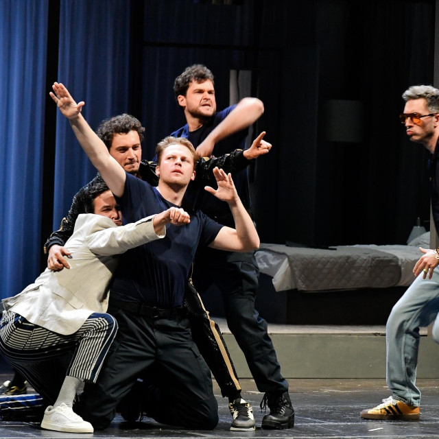 U stvarnosti je to proizvoljno dopisivanje mase teksta s rečenicama i psihologijom pijanih tinejdžera

 