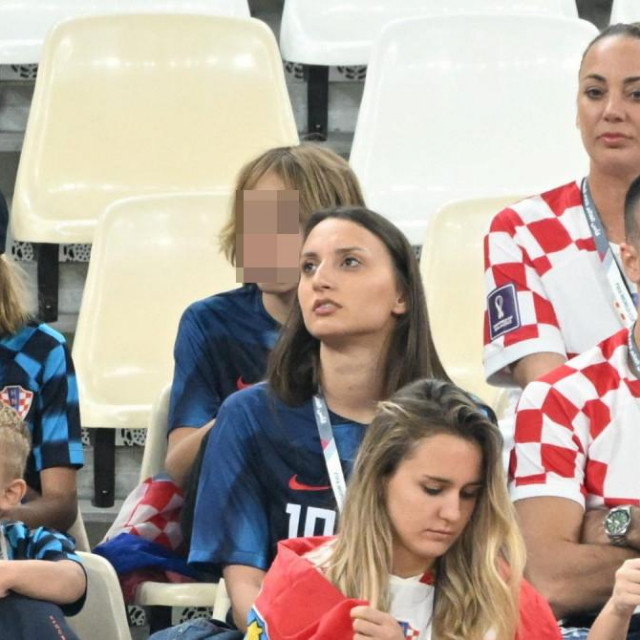 Diora (u sredini) i Vanja Modrić