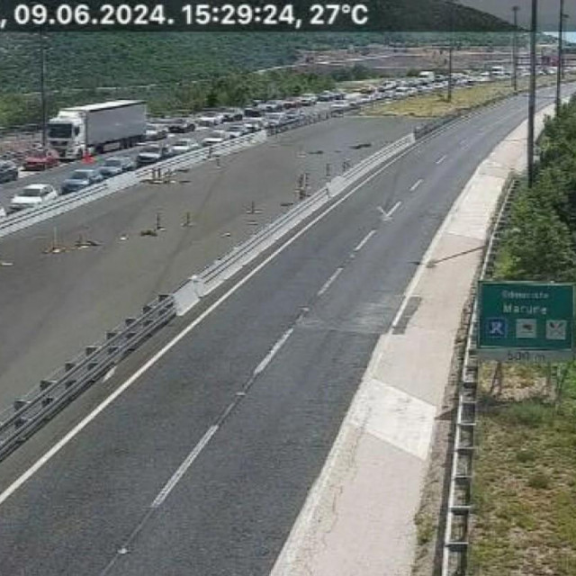 U trenutku su se stvorile kolone pred ulazima u tunelske cijevi s obje strane Velebita