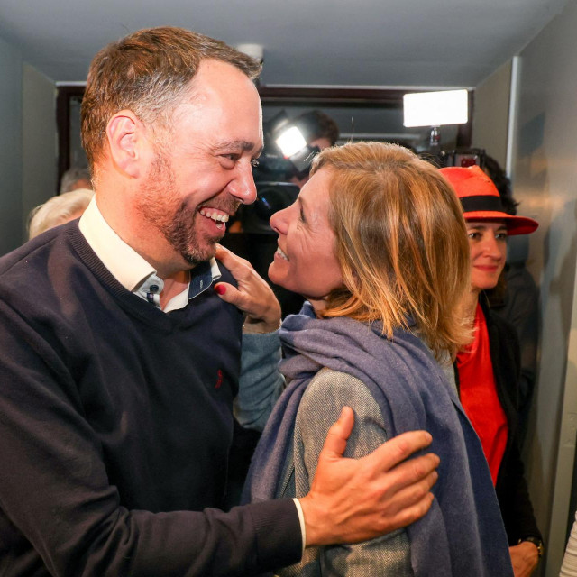 Predsjednik belgijske Les Engagés party Maxime Prevot prima čestitke od TV voditeljice i članice stranke Armelle Gysen. U Belgiji je na izbore izašlo gotovo 90 posto ljudi, u Hrvatskoj manje od 22 posto...