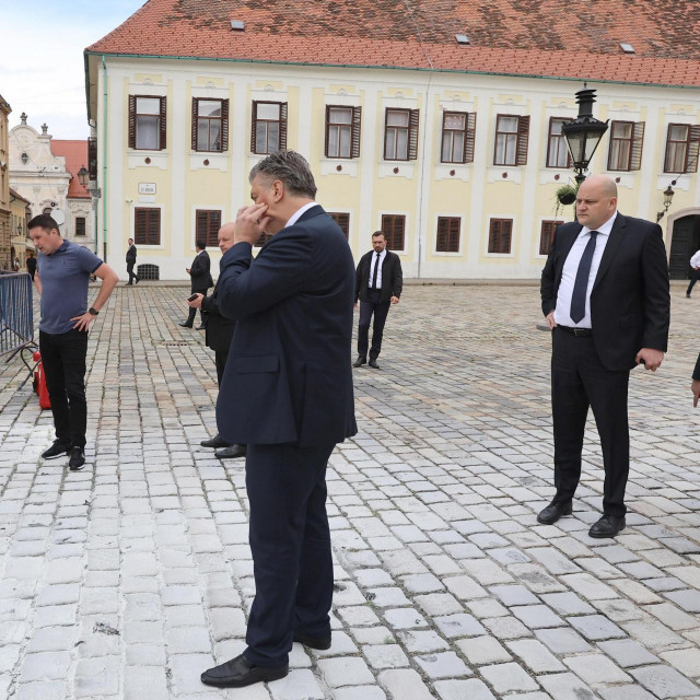 Andrej Plenković ispred Banskih dvora nakon samozapaljenja muškarca na Markovom trgu