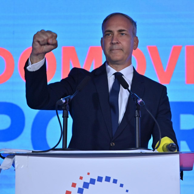 Stephen Nikola Bartulica na pozornici nakon objave rezultata izbora