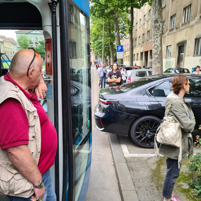 Kod džamije je nastala cijela kolona tramvaja. 