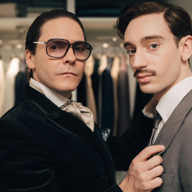 Daniel Brühl kao Lagerfeld i Théodore Pellerin kao dandy Jacques de Bascher u miniseriji o dizajnerovom životu