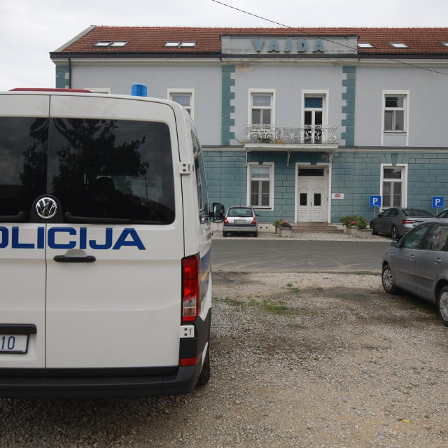 Zgrada tvrtke Mesna industrija Vajda; Na fotografiji: policijsko vozilo ispred zgrade