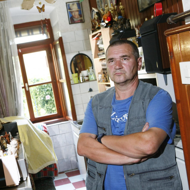 Privatni stan Bože Cerina sakupljača Dvd-ova i starih filmova kojemu je na prijavu očuha dosla policija i odnijela veliki dio DVD-ova i starih filmova. Na slici: Božo u svom stanu