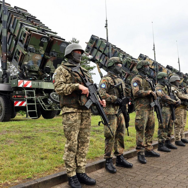 Lanseri za sustav Patriot te njemački i ukrajinski vojnici