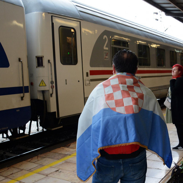 Novinar Jutarnjeg lista Mario Pušić na Glavnom željezničkom kolodvoru u Zagrebu.
 