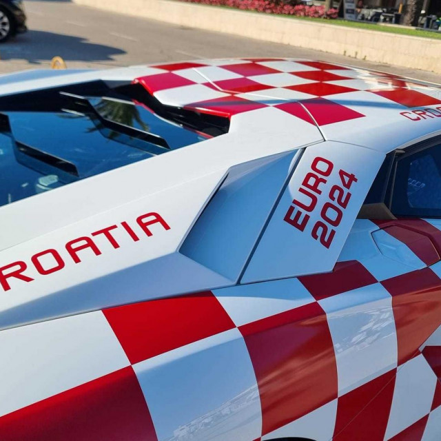 Navijački Aventador u Novalji