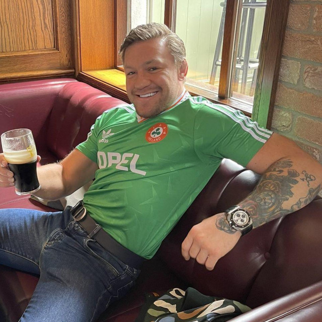 Conor McGregor s svojim pivom