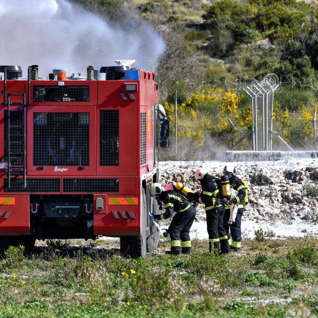 Vatrogasci; ilustracija