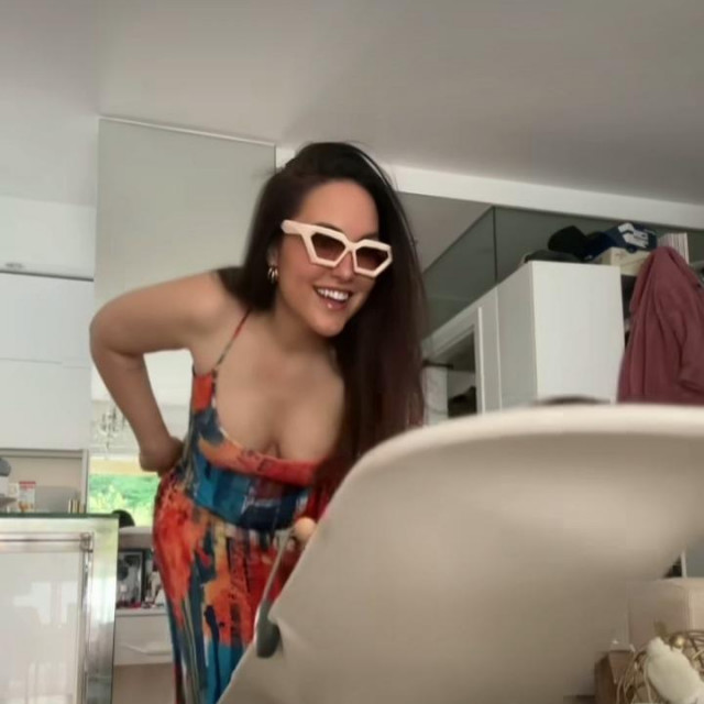 Zaplesala i ljuljala bebu