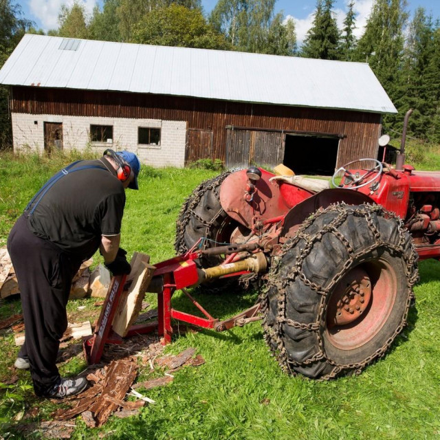Ilustracija, muškarac kraj traktora