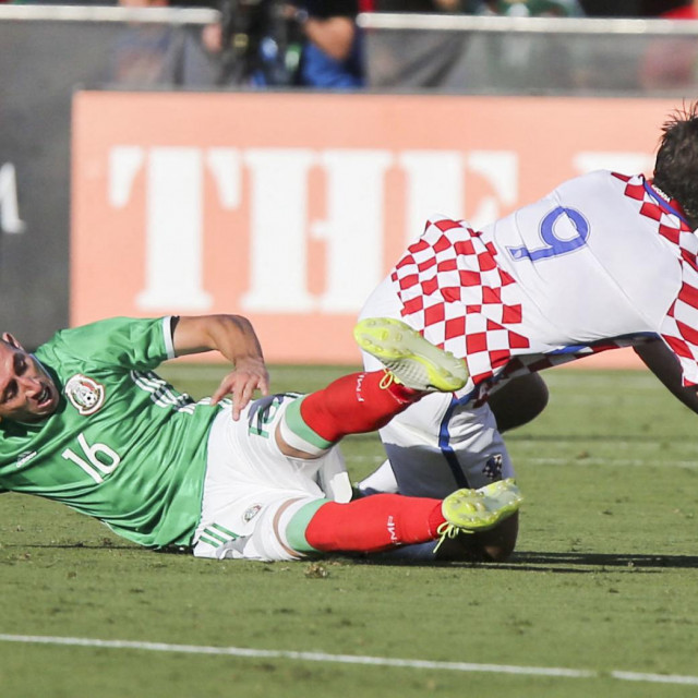 Hector Herrera u duelu s Ivanom Santinijem