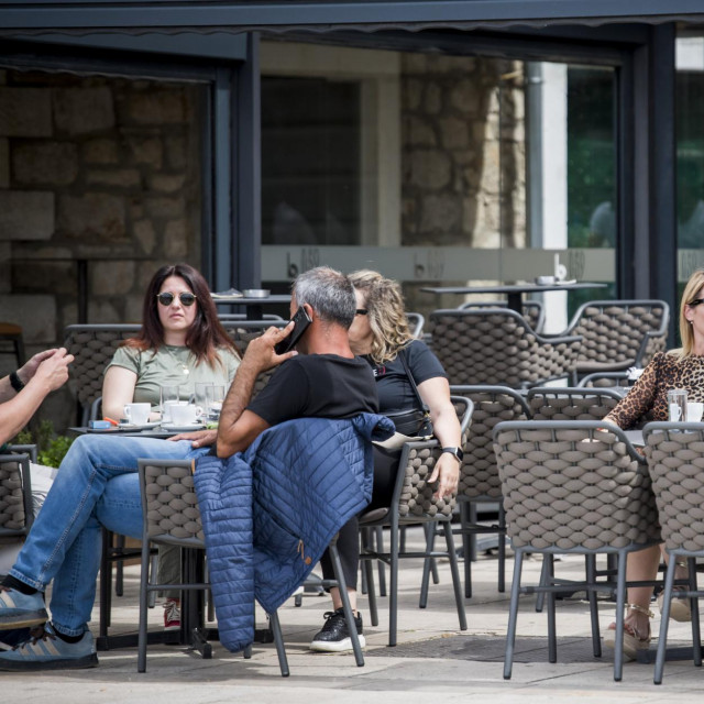Naviknite se da tržnice, dućani, kafići i restorani u mjestima uz obalu ujutro sve manje računaju za vas