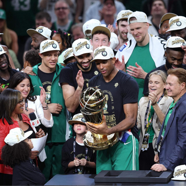 Al Horford s peharom za naslov NBA prvaka