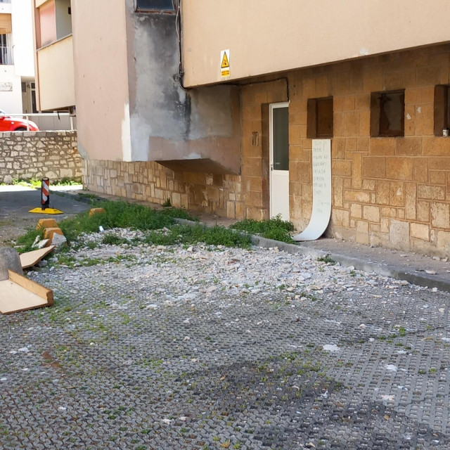 Urušena fasada na Voštarnici