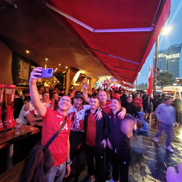 Hrvatski i albanski navijači zajedno U Hamburgu