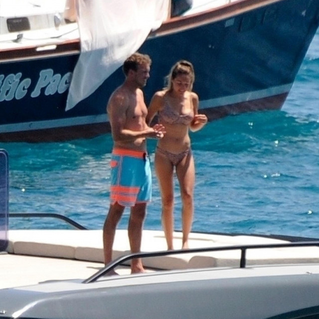 Julian i Lena na jahti u Španjolskoj