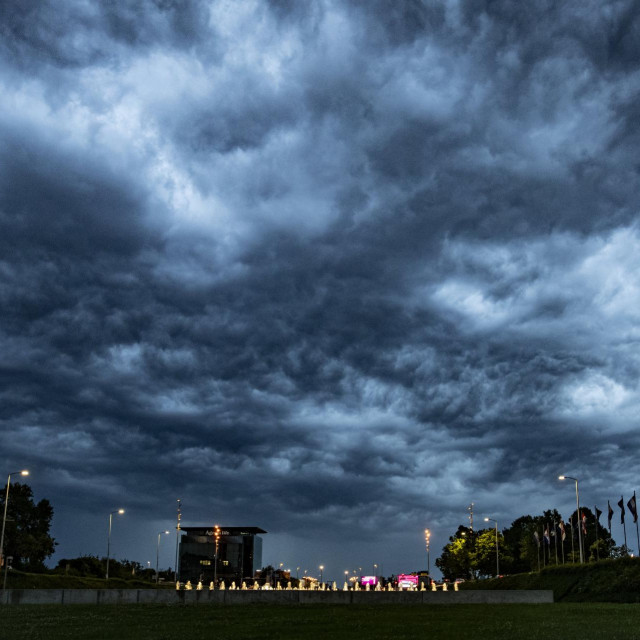 Oblaci na nebu iznad NSK