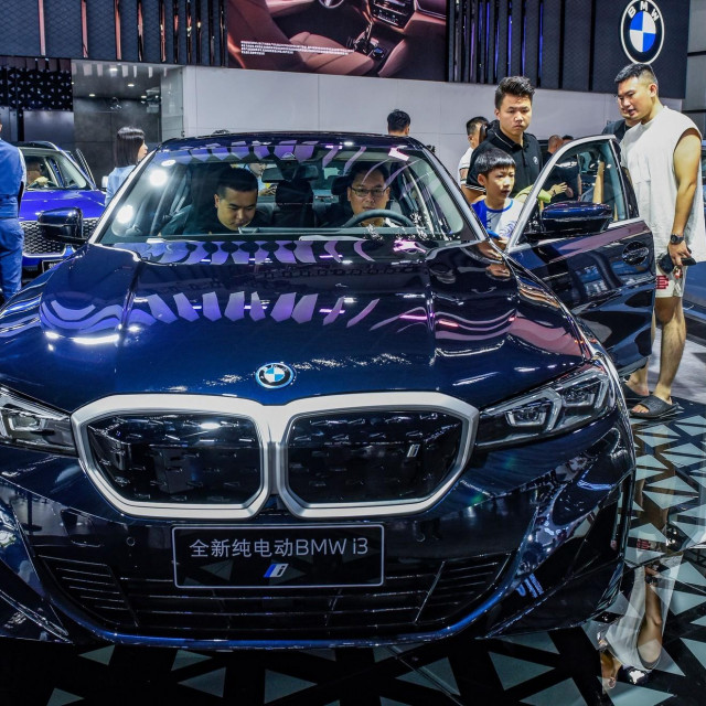 BMW u Kini, ilustracija