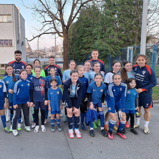 Članice Dinamove ekipe najmlađih nogometašica s hrvatskim reprezentativcima