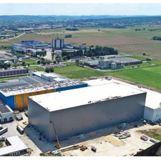 Predsjednik Uprave radnika Mirko Habijanec i logističko distributivni centar Pfravka u pozadini