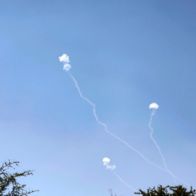 Željezna kupola presreće rakete iznad Izraela