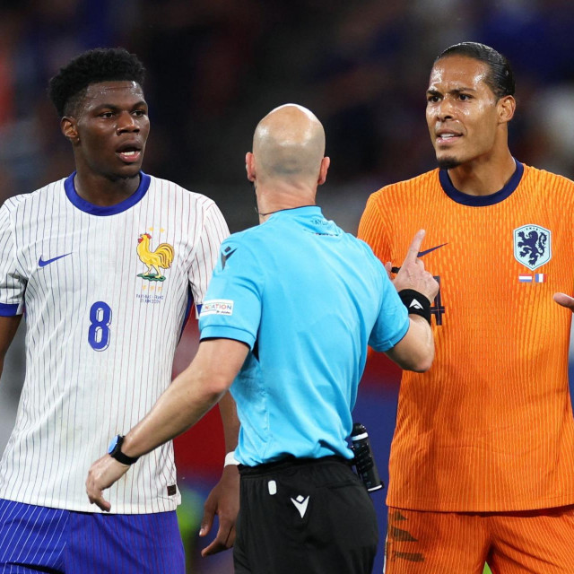 Anthony Taylor u razgovoru s Van Dijkom i Tchouamenijem