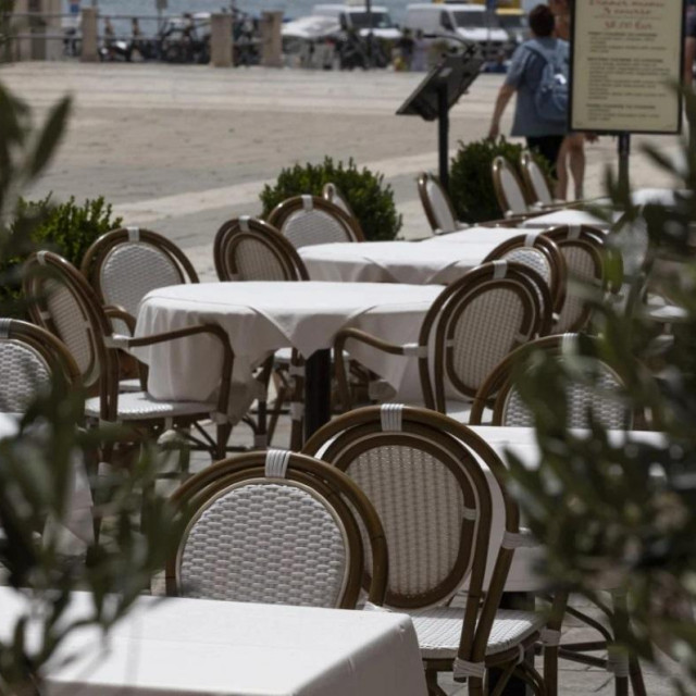 Prazna terasa u Splitu