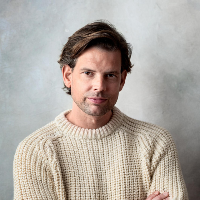 Alex Schulman je, uz književnu, karijeru ostvario i kao novinar, bloger, televizijski i radijski voditelj