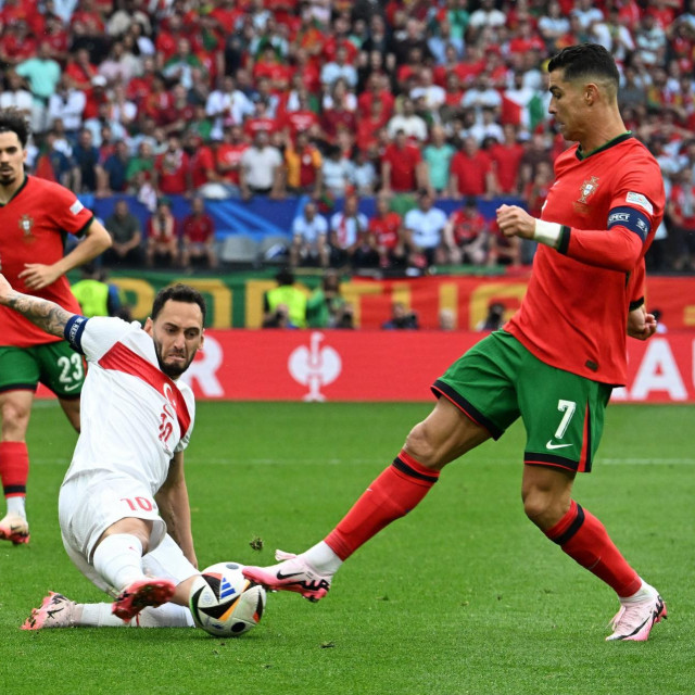 Hakan Calhanoglu i Cristiano Ronaldo