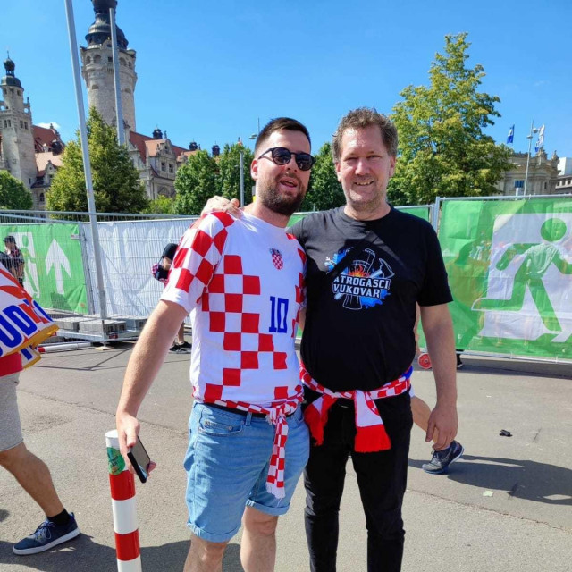 Izbornik Dena i navijači